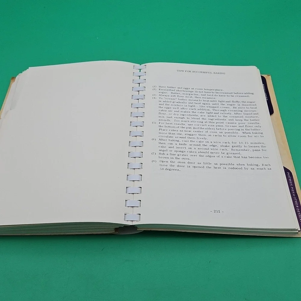 Tastefully Yours Cookbook Vintage 1975 700 Recipes‎ Book